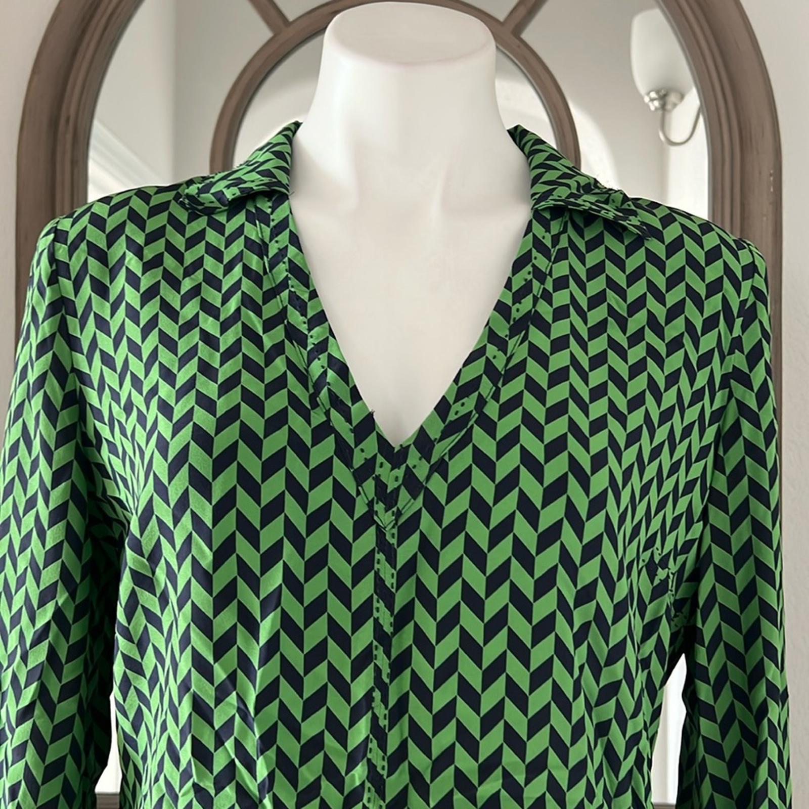 Tory Burch Silk Blouse in Green/Navy Size 10 EXCELLENT