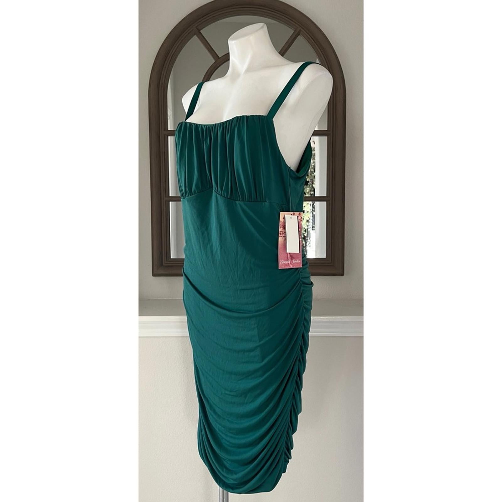 Emerald Sundae Plus Ruched Knee Bodycon Dress in Hunter Green, Size 18 NWT