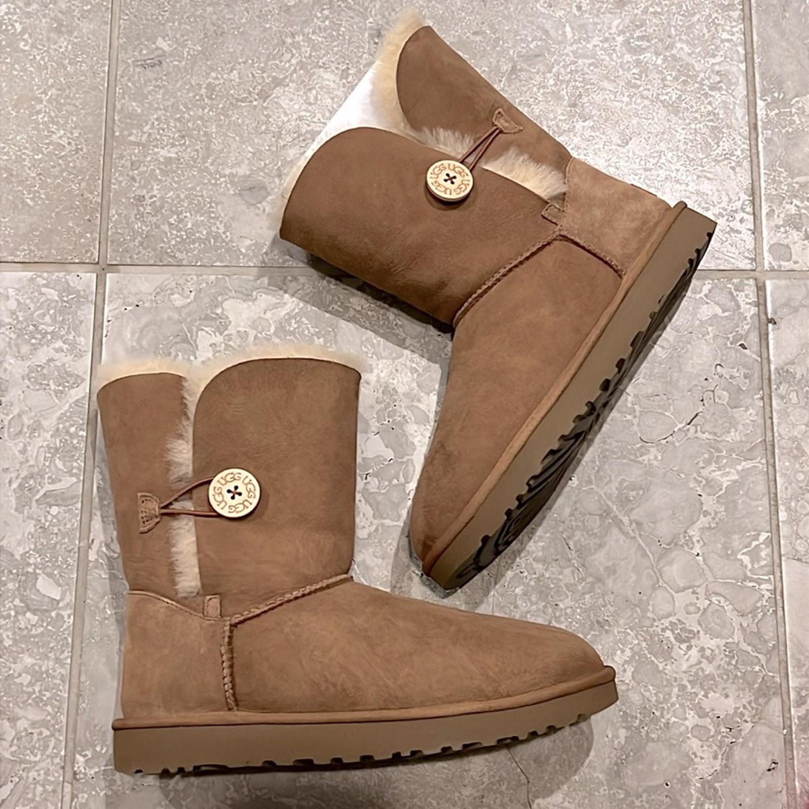 UGG Bailey Button II Boots in Chestnut, Size US11 EU42 NEW in Box