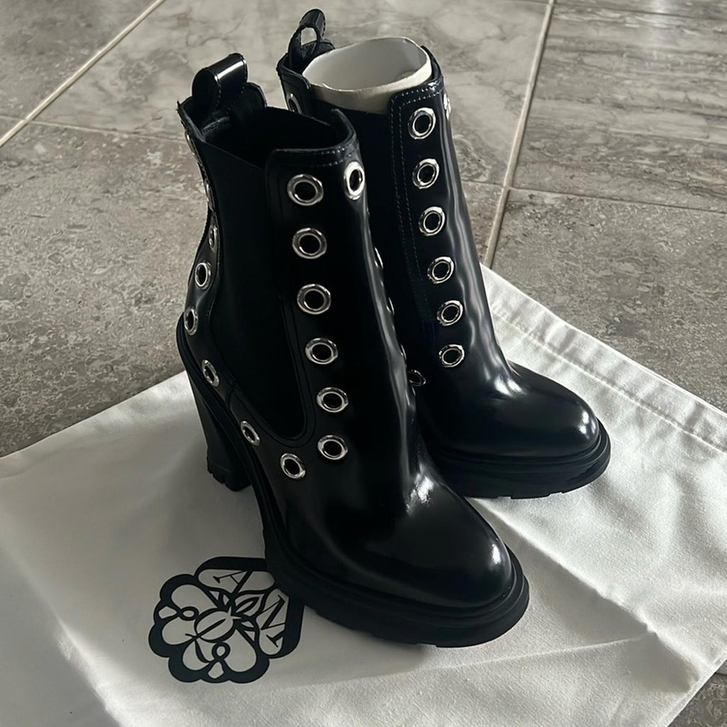 NEW Alexander McQueen Tread Grommet Embellished Boots Black Size 39.5, NWT $1290