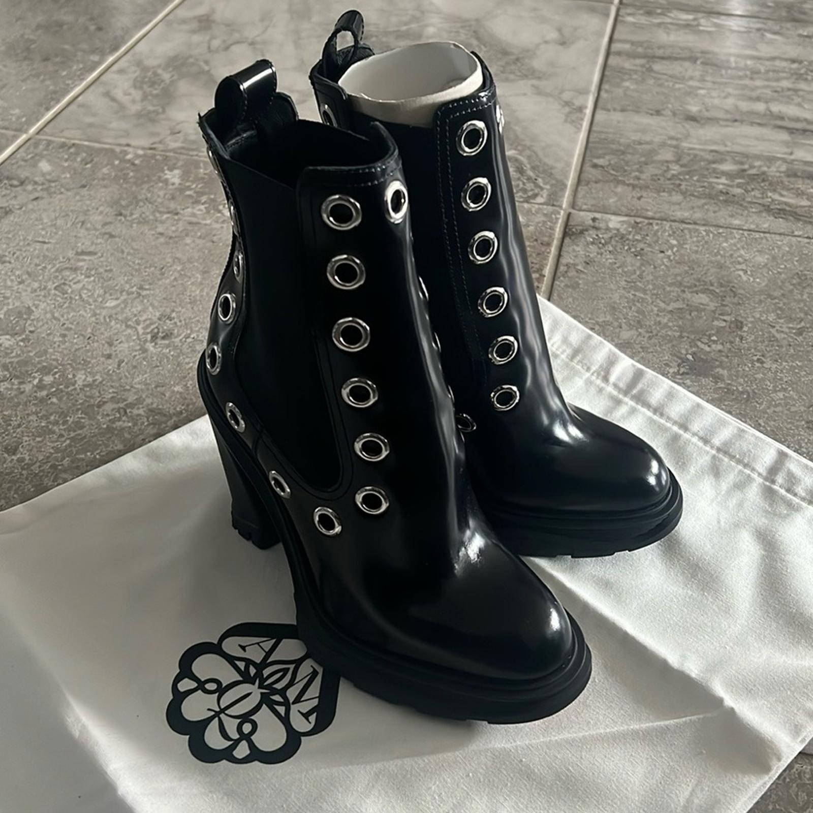 NEW Alexander McQueen Tread Grommet Embellished Boots Black Size 39.5, NWT $1290