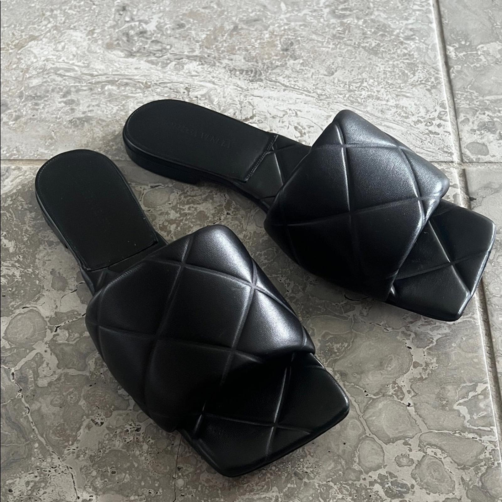 Bottega Veneta Lido Leather Flat Slides in Black, Size 42 -Like New Retail 1,250