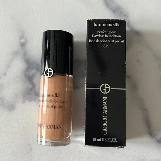 Armani Beauty #8.25 Luminous Silk Perfect Glow Flawless Oil-Free Foundation Mini