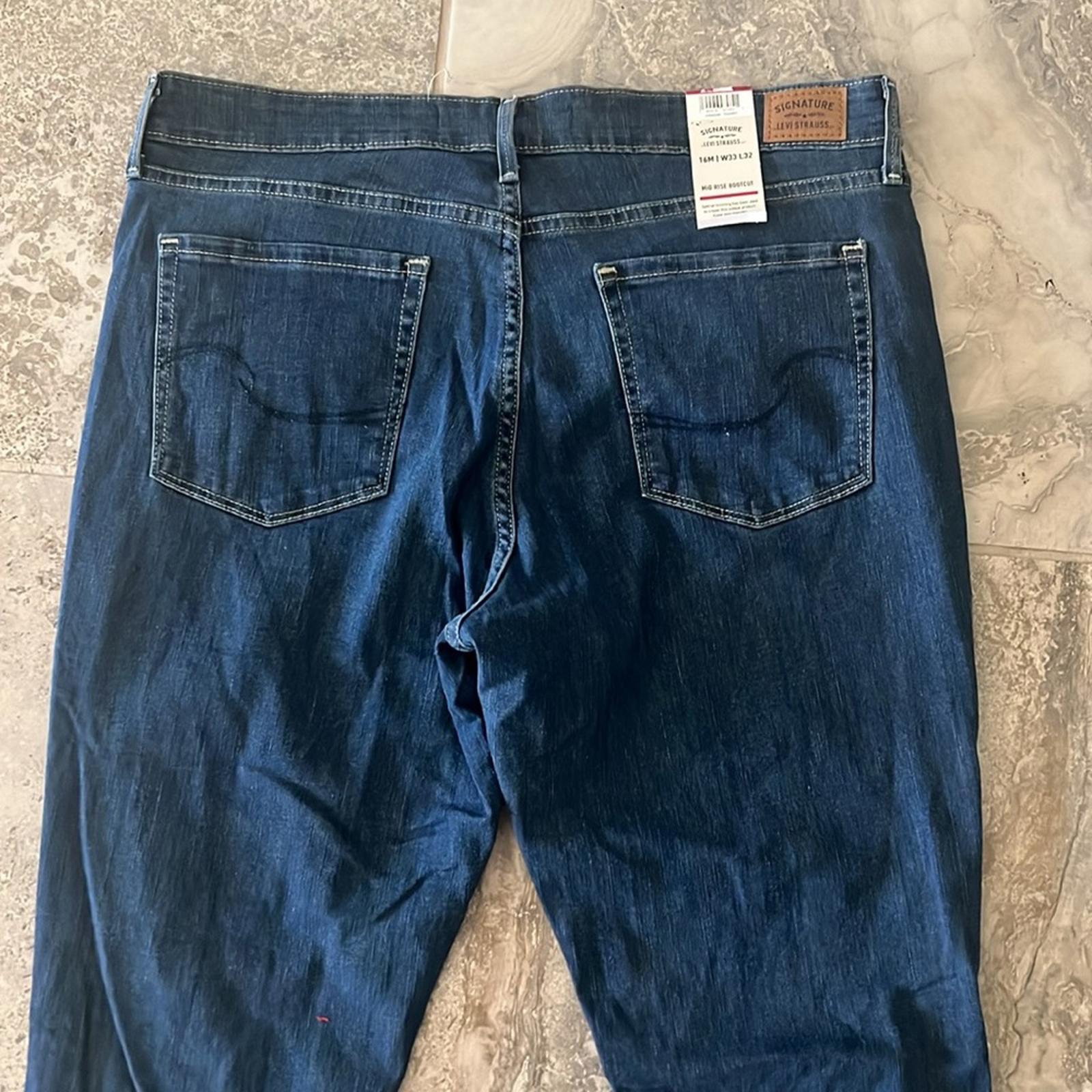 NWT Signature Levi Strauss Mid Rise Bootcut Jeans, Size 16 W33 L32 New w/Tag