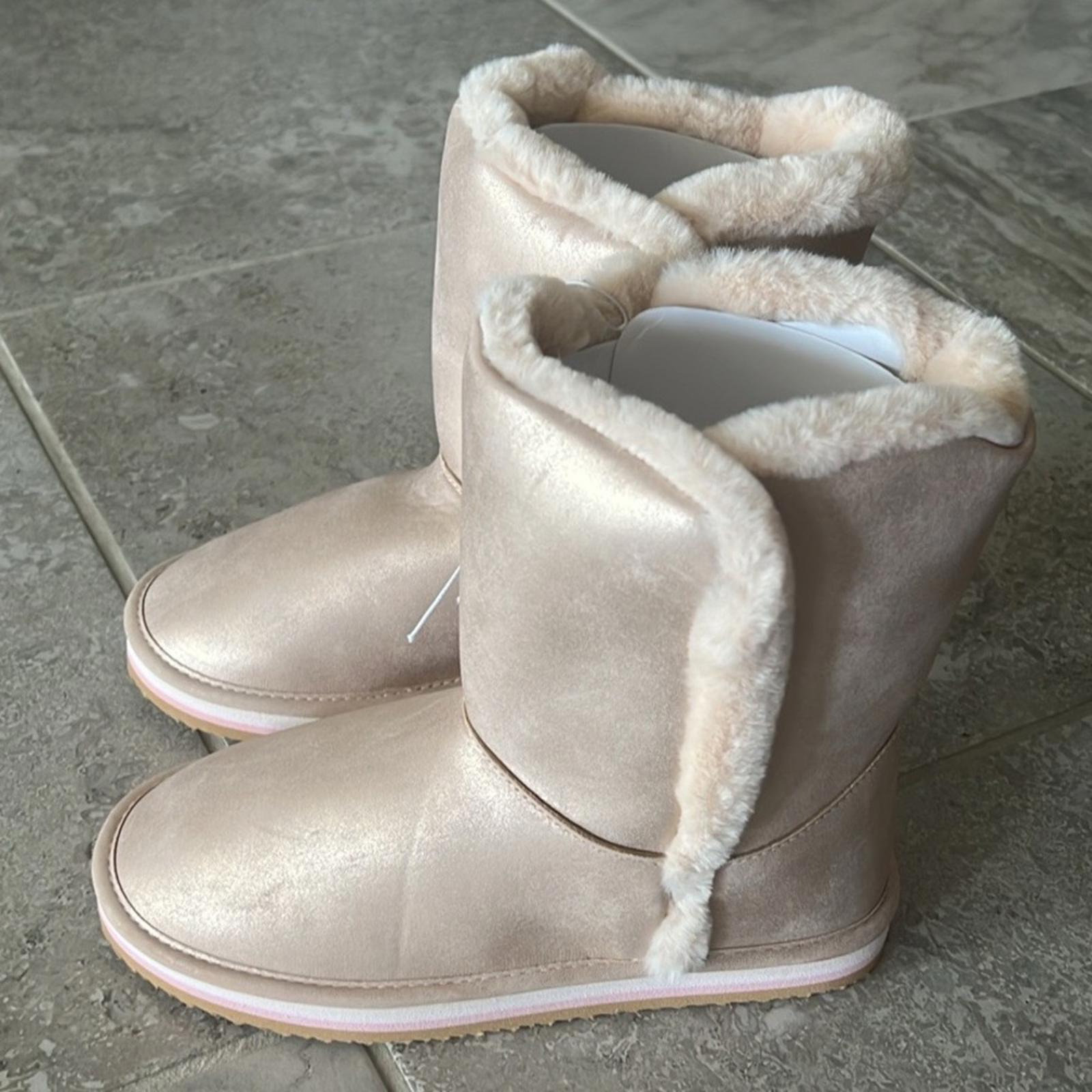 Sugar Big Girls Milhoja Sueded Faux Fur Cozy Boots, Rose Gold Size 4 New in Box