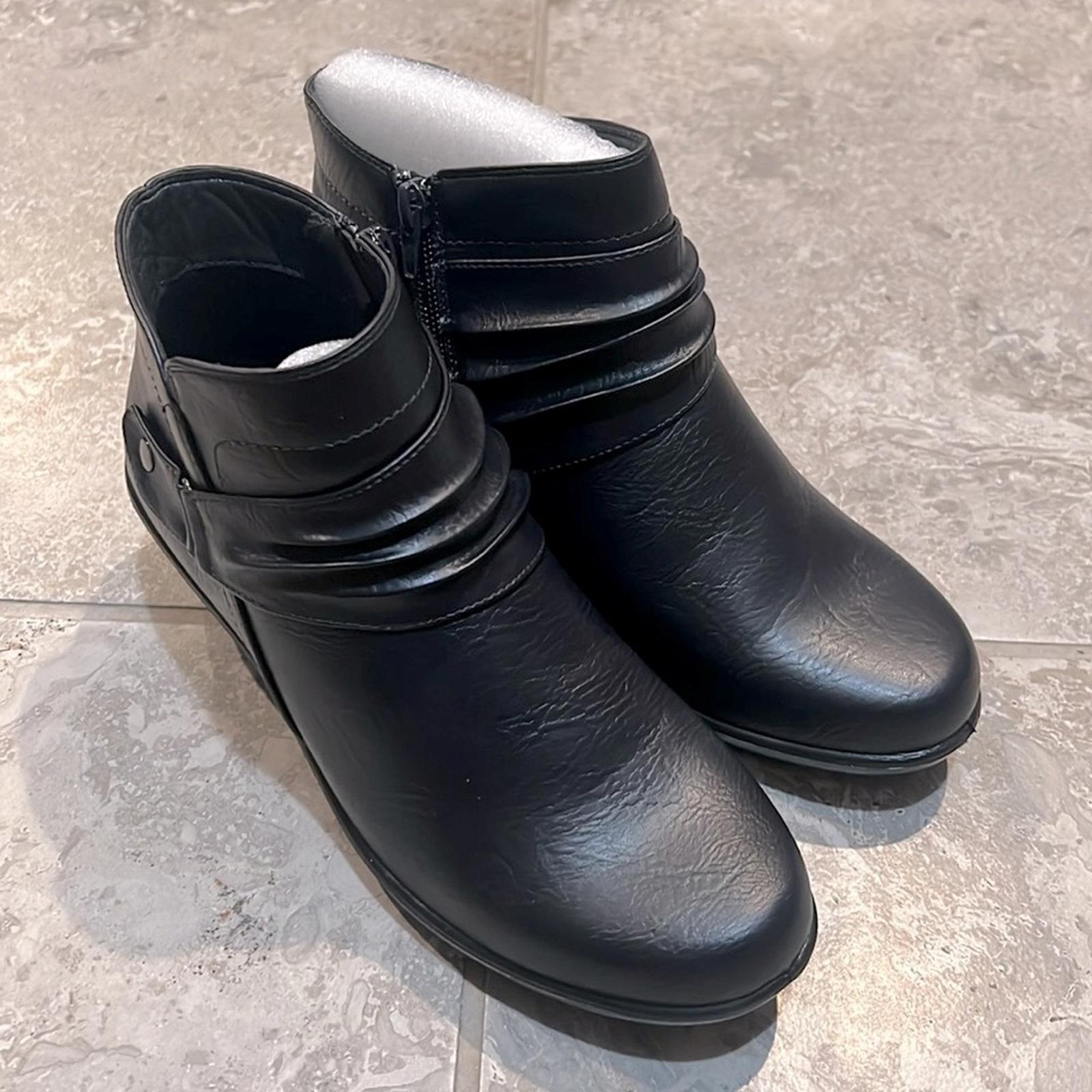 Easy Street Damita Ankle Boots in Navy, Size 9W NEW in Box