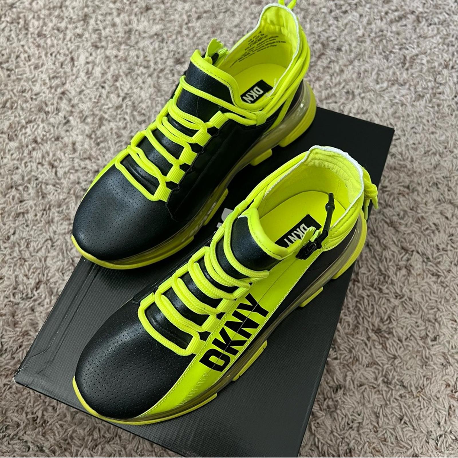DKNY Women's Tokyo Slip On Sneakers, Size 6.5 in Original Box Retail $129
