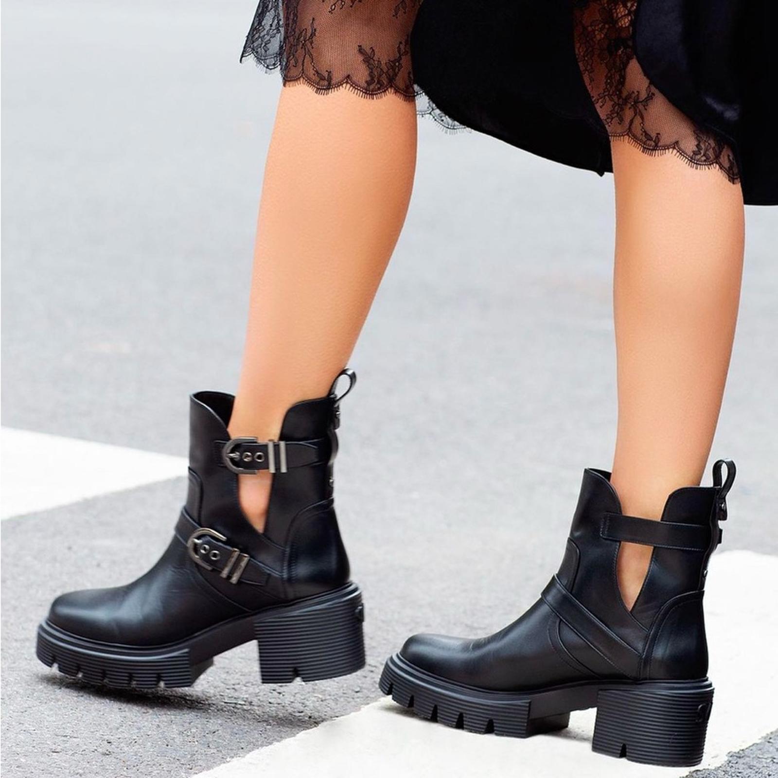 Stuart Weitzman Maverick Bedford Moto Buckled Booties in Black 5.5 NEW +DustBag