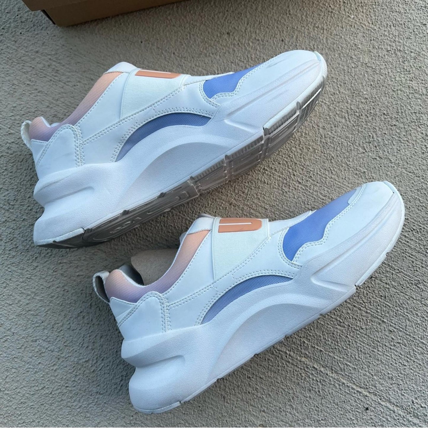UGG Women's LA Flex Sneaker, Scallop Gradient Size 8, Comes in Original Box