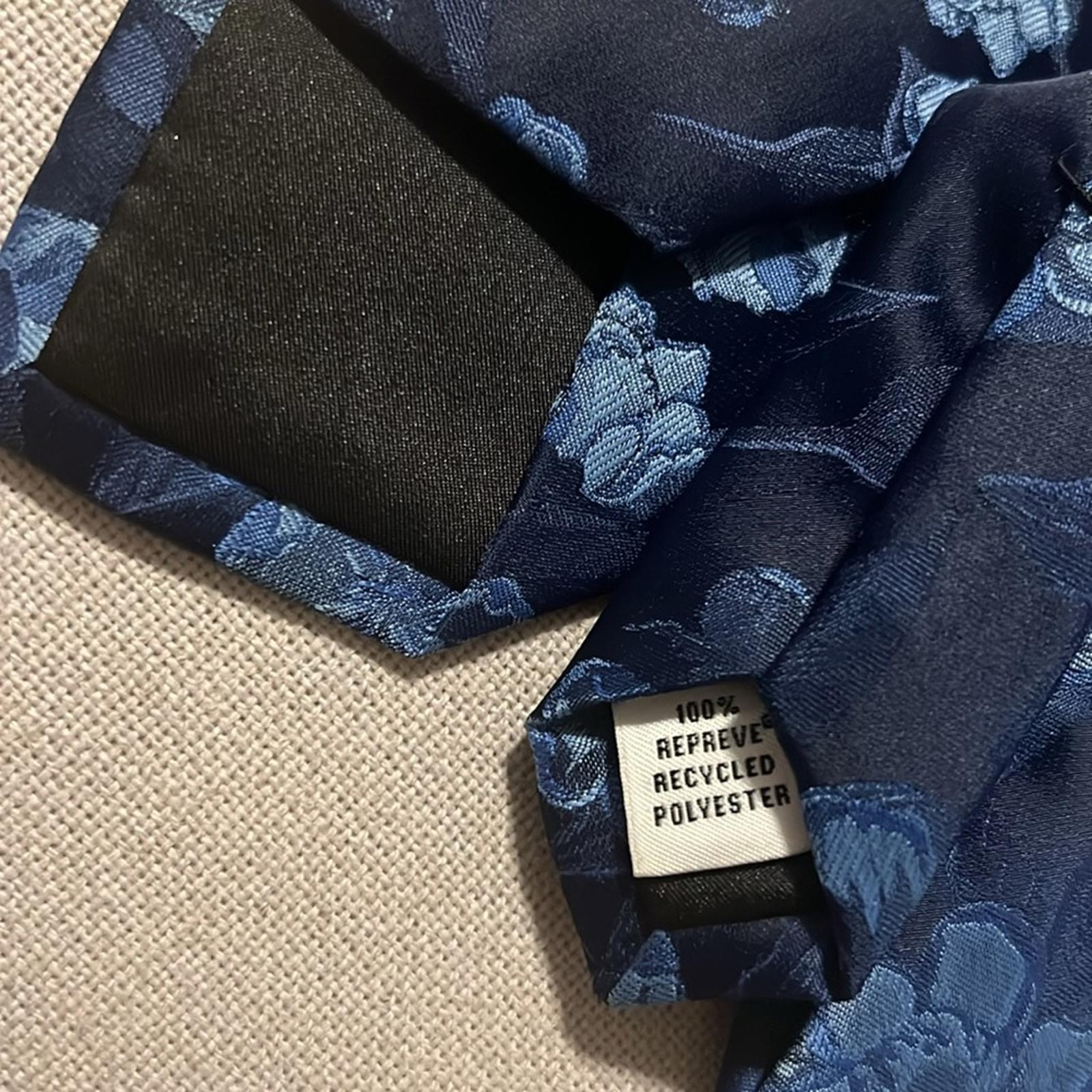 Bar III Ghajar Floral Neck Tie, Navy Style 13C22-2035 New with Tag
