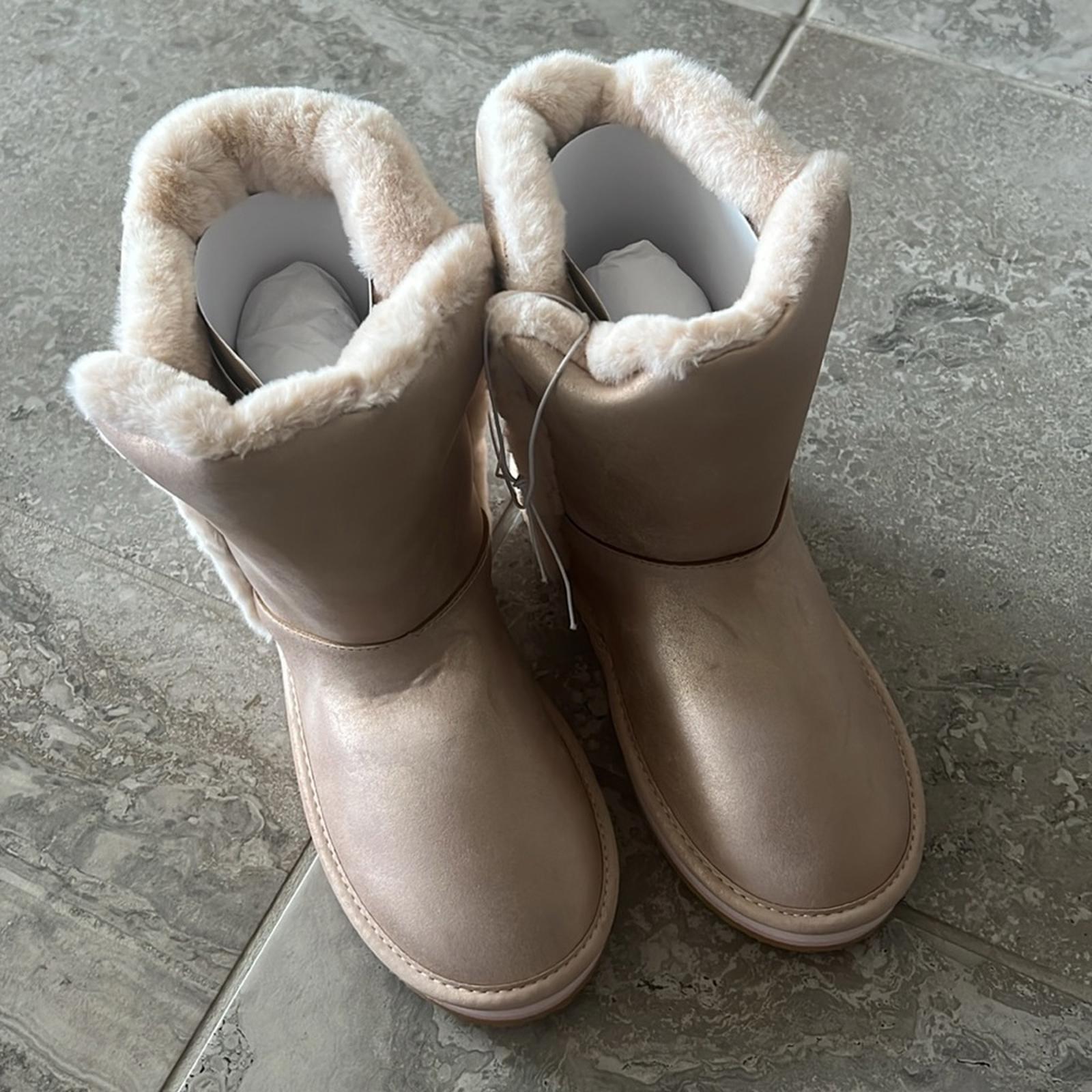 Sugar Big Girls Milhoja Sueded Faux Fur Cozy Boots, Rose Gold Size 4 New in Box