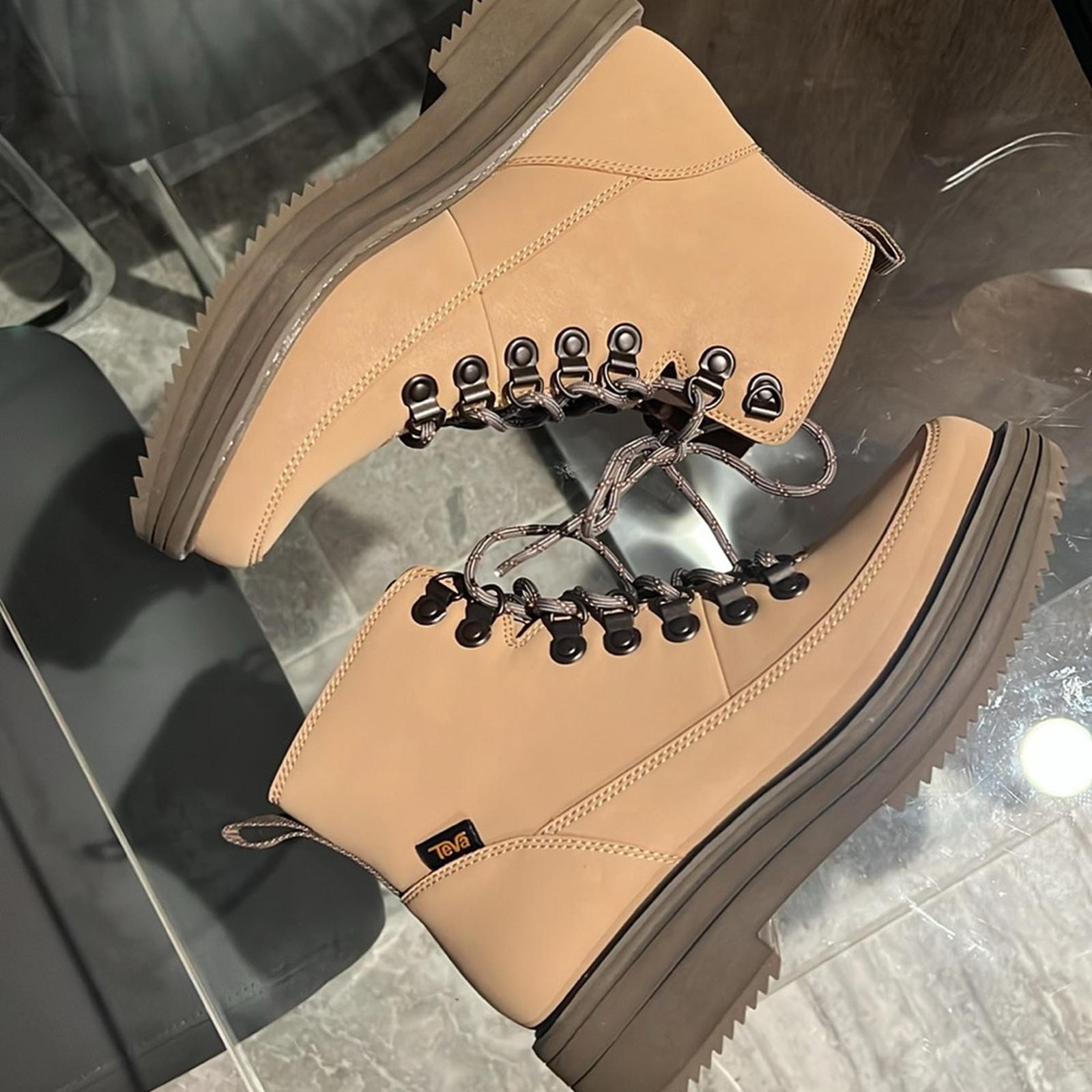 NEW Teva Midform Boots in Sand Dune, Size 6.5 New w/o Box