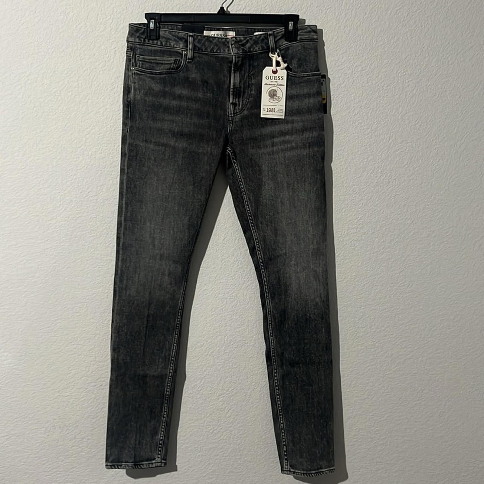 GUESS Men's Chris Slim-Straight Jeans, Size W33 x L32 NEW w/Tag $158