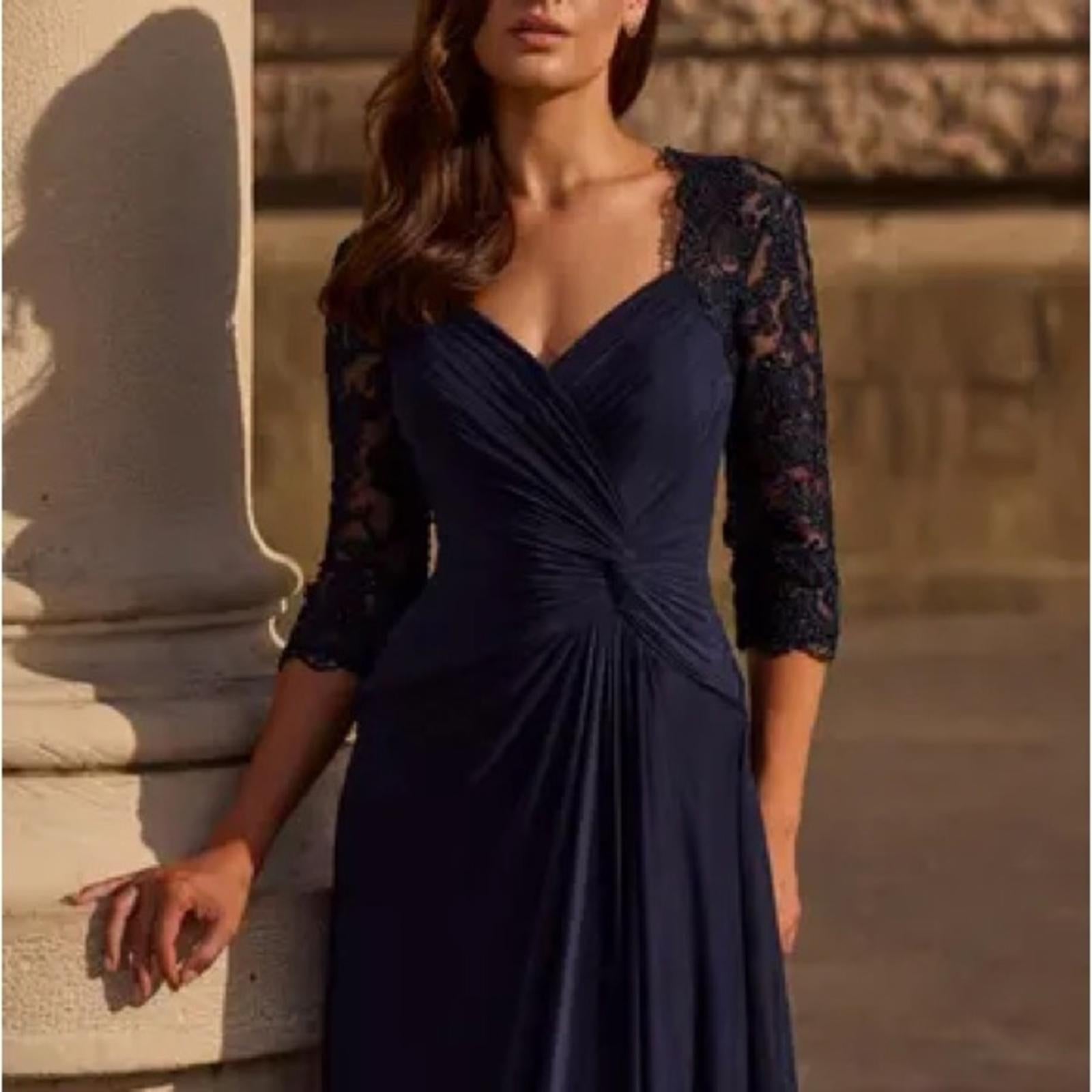 NWT La Femme Jersey Gown w/Knot Detail & Lace Sleeves, Size 4 New w/Tag $515