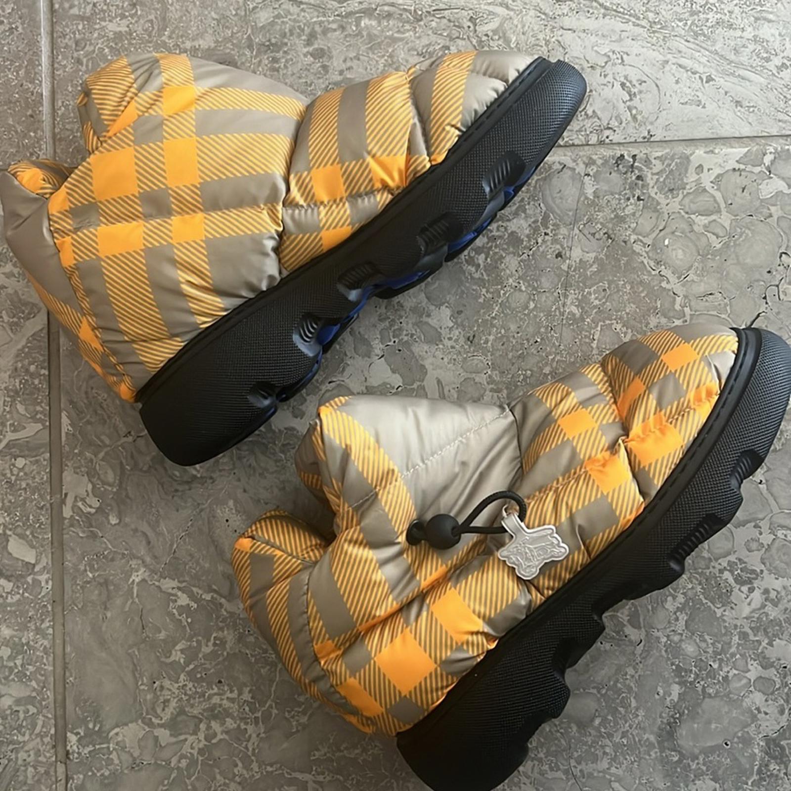 Burberry Check Pillow Padded Snow Boots, Size 40 NEW in Box $1,050 +DustBag