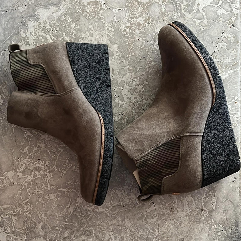 Dr. Scholl's Lean In Wedge Chelsea Boots Olive, Size 11, New in Box