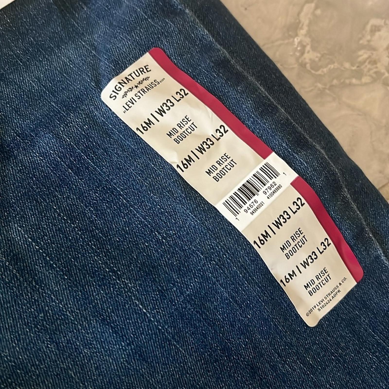 NWT Signature Levi Strauss Mid Rise Bootcut Jeans, Size 16 W33 L32 New w/Tag