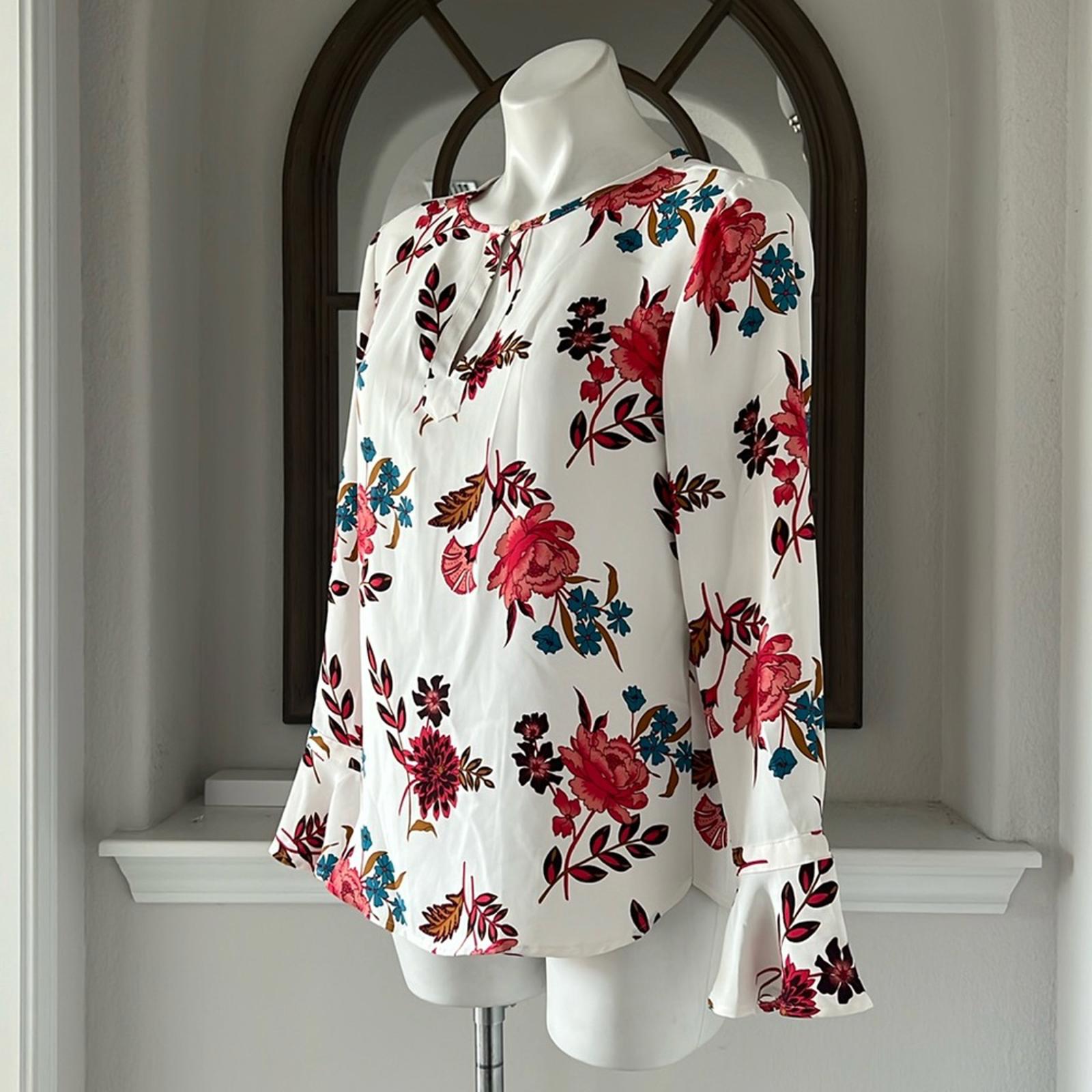 NEW Ann Taylor LOFT White Floral Print Blouse, Keyhole Bell Sleeve Size XS NWOT