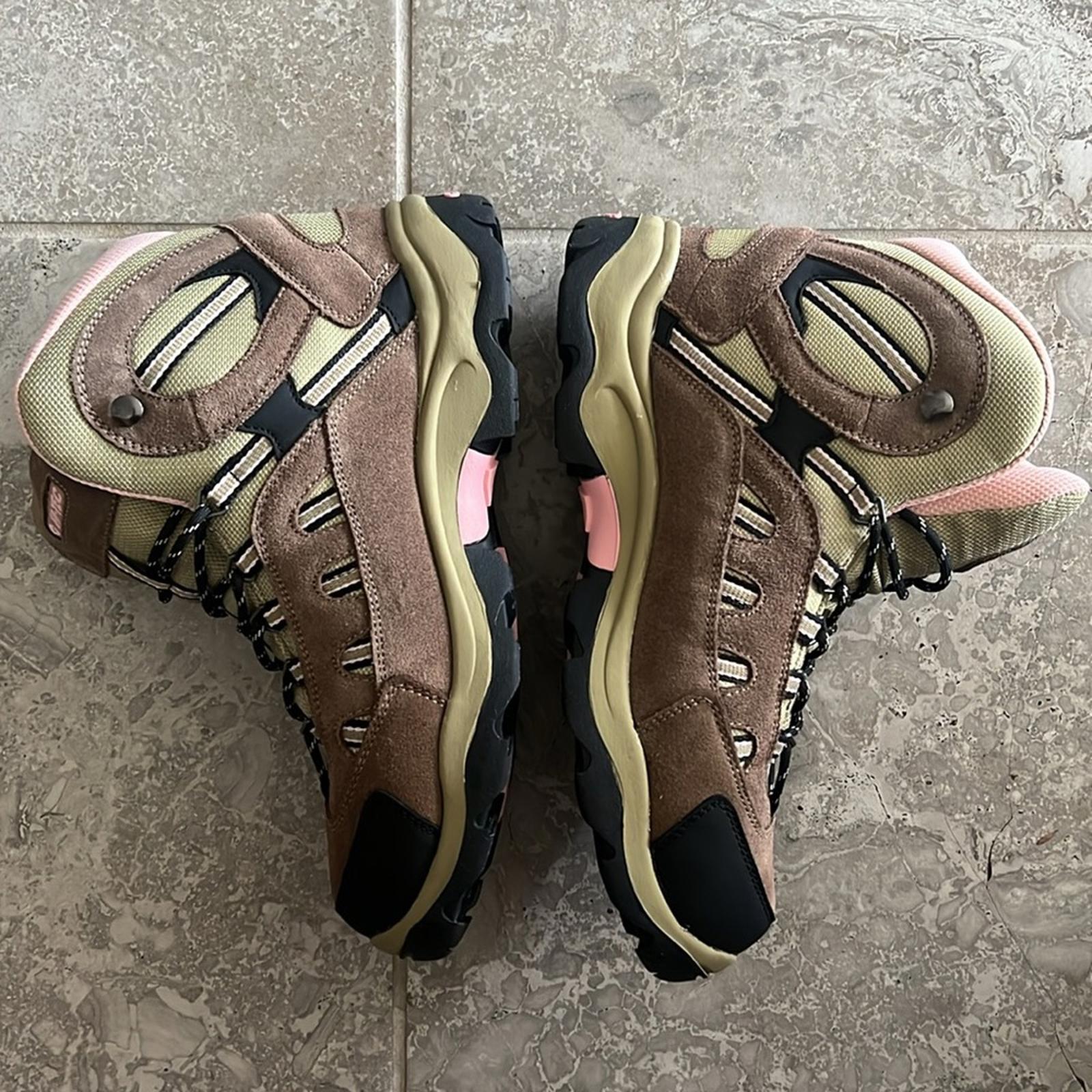 Hi-Tec Mesa Waterproof Hiking Boots in Taupe/Pink, Size 11, EXCELLENT!