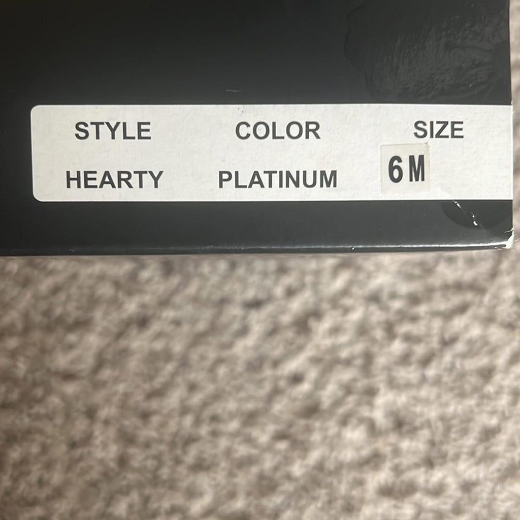 NEW CL Laundry Platinum Heart Pointed Toe Shoes, Silver Size 6M New w/o Box