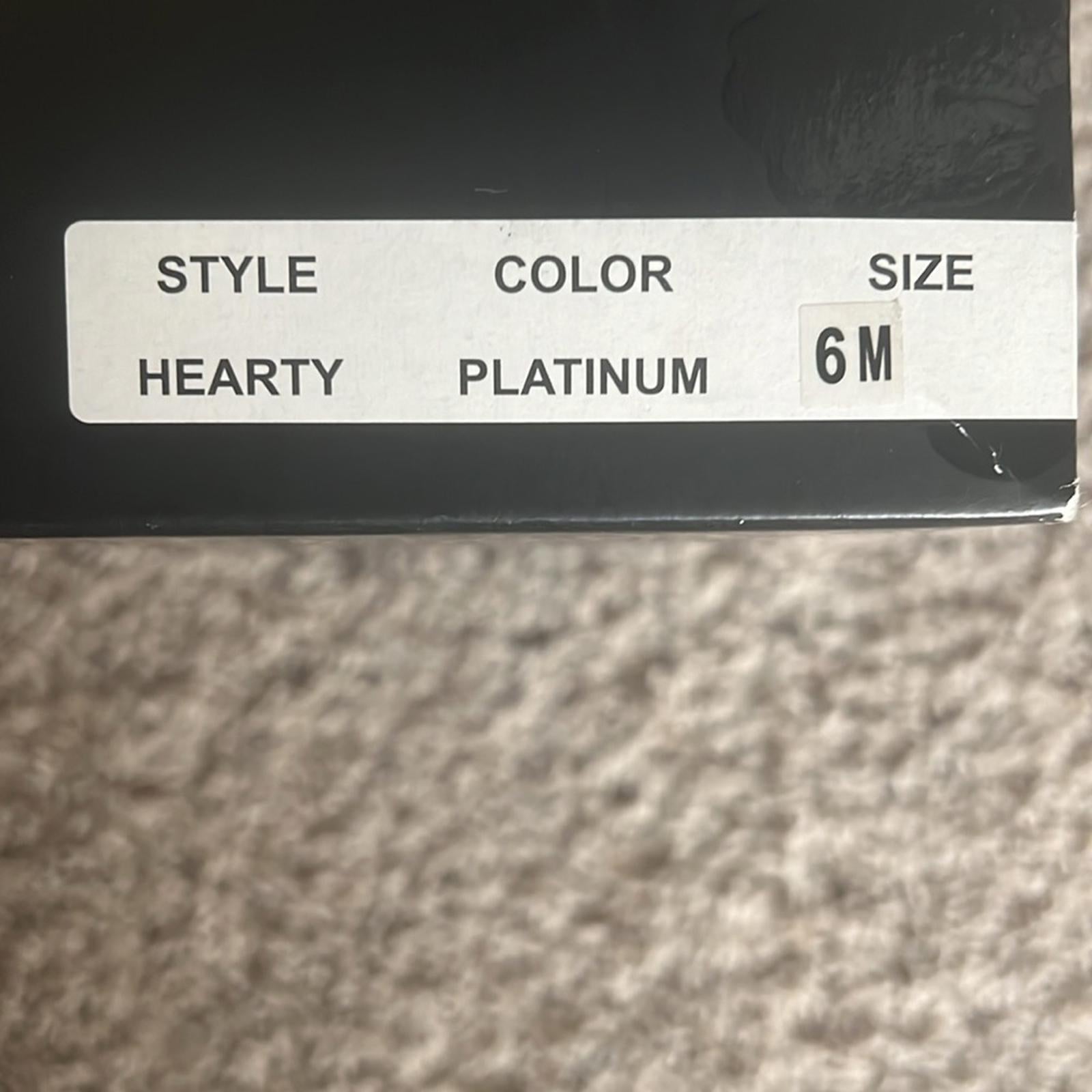 NEW CL Laundry Platinum Heart Pointed Toe Shoes, Silver Size 6M New w/o Box