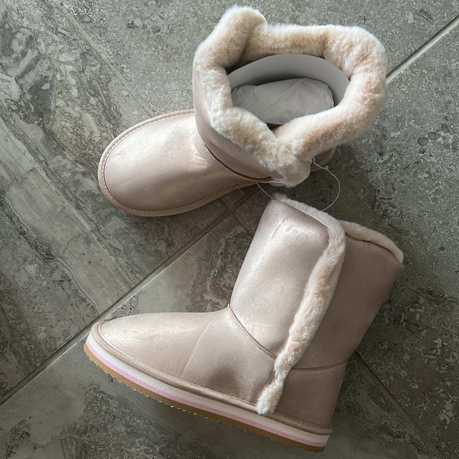 Sugar Big Girls Milhoja Sueded Faux Fur Cozy Boots, Rose Gold Size 4 New in Box