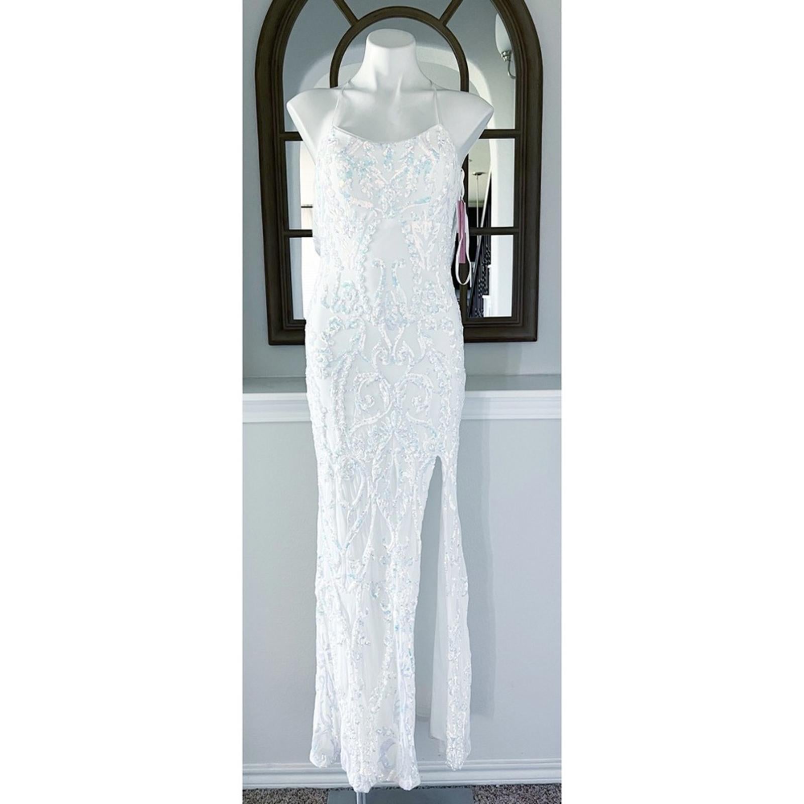Aqua x Bloomingdale’s Filigree Sequin Gown in White Size 4 New w/Tag Retail $338