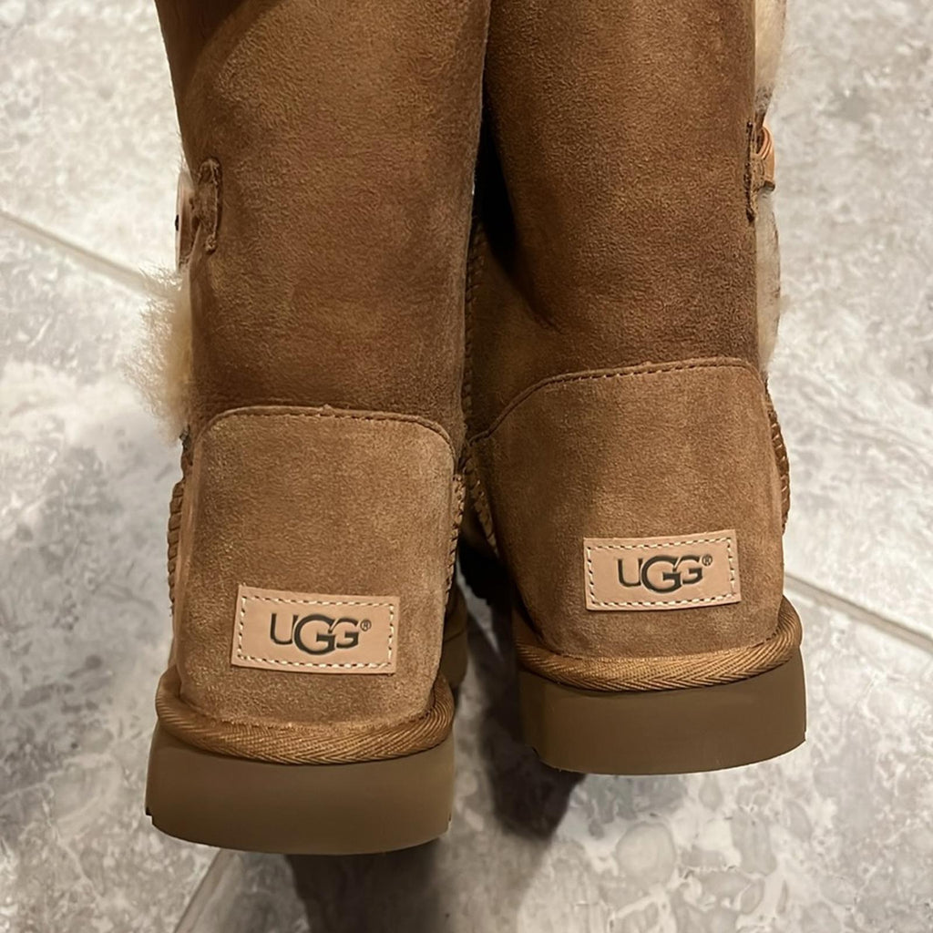 UGG Bailey Button II Boots in Chestnut, Size US11 EU42 NEW in Box