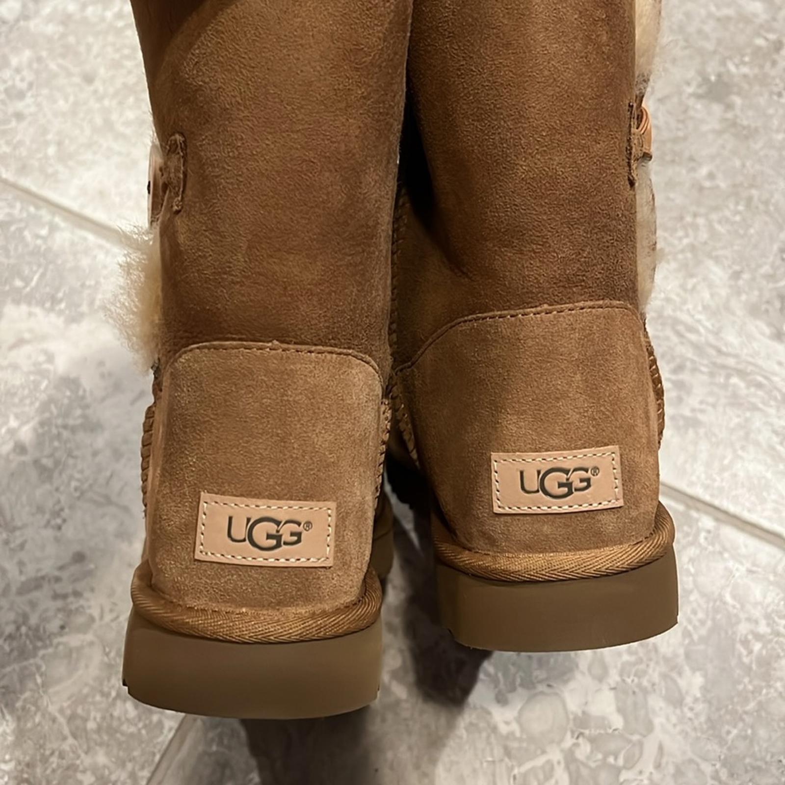 UGG Bailey Button II Boots in Chestnut, Size US11 EU42 NEW in Box