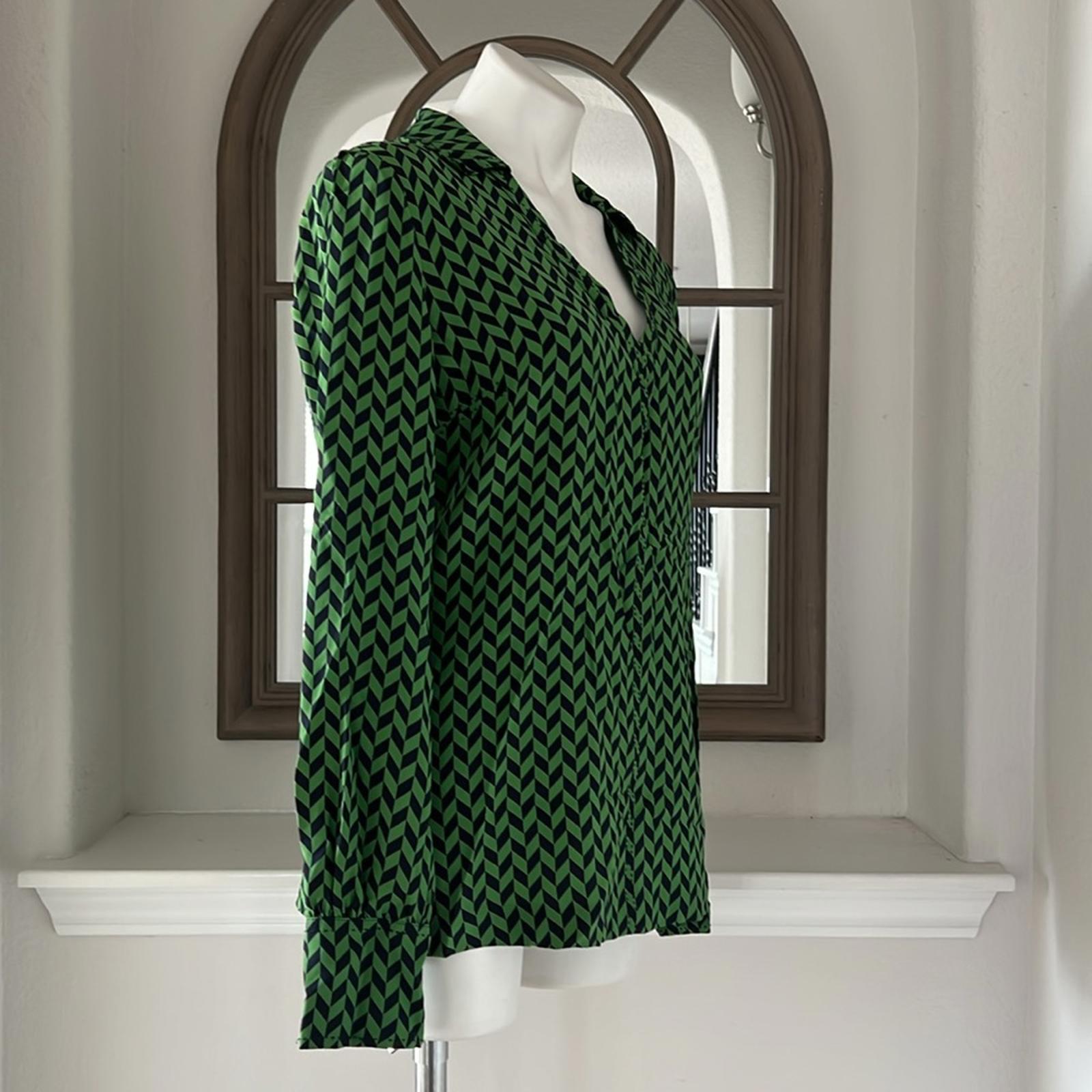 Tory Burch Silk Blouse in Green/Navy Size 10 EXCELLENT