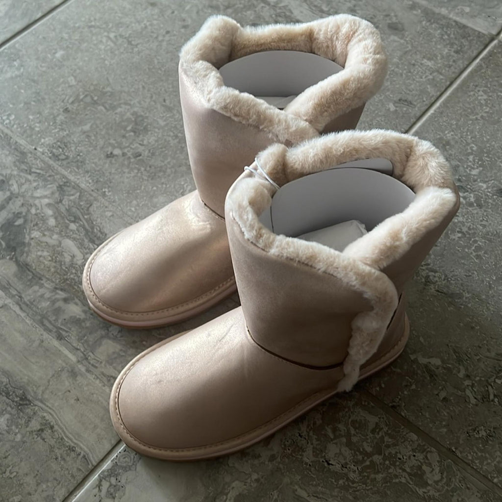Sugar Big Girls Milhoja Sueded Faux Fur Cozy Boots, Rose Gold Size 4 New in Box