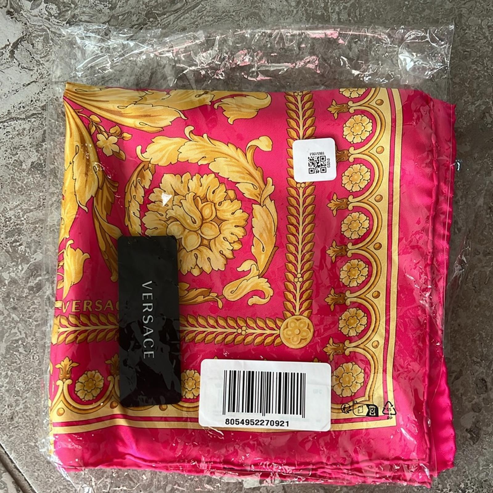 NEW Versace Barocco Print Silk Scarf Foulard Size 36”x35” New w/Tag $575