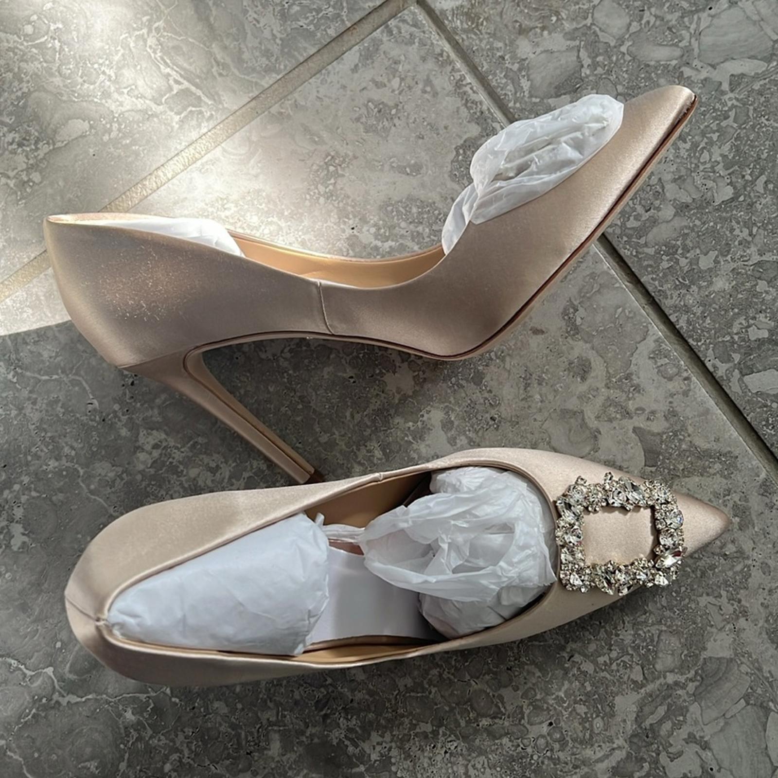 Badgley Mischka NUDE 110mm Crystal-Embellished Satin Buckle Pumps, Size 8 NEW