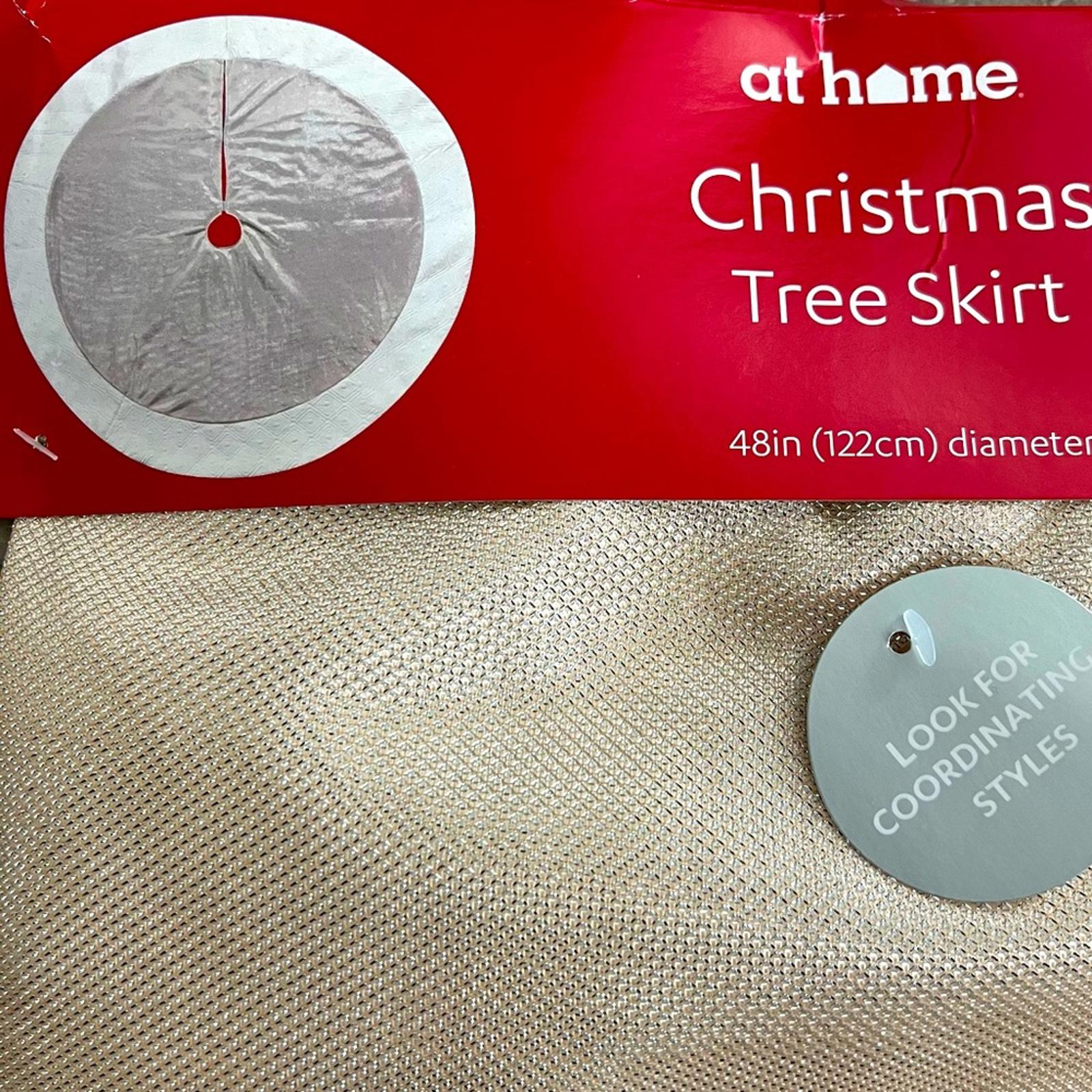 NWT Christmas Tree Skirt 48” (122cm) Diameter Retail $29.99