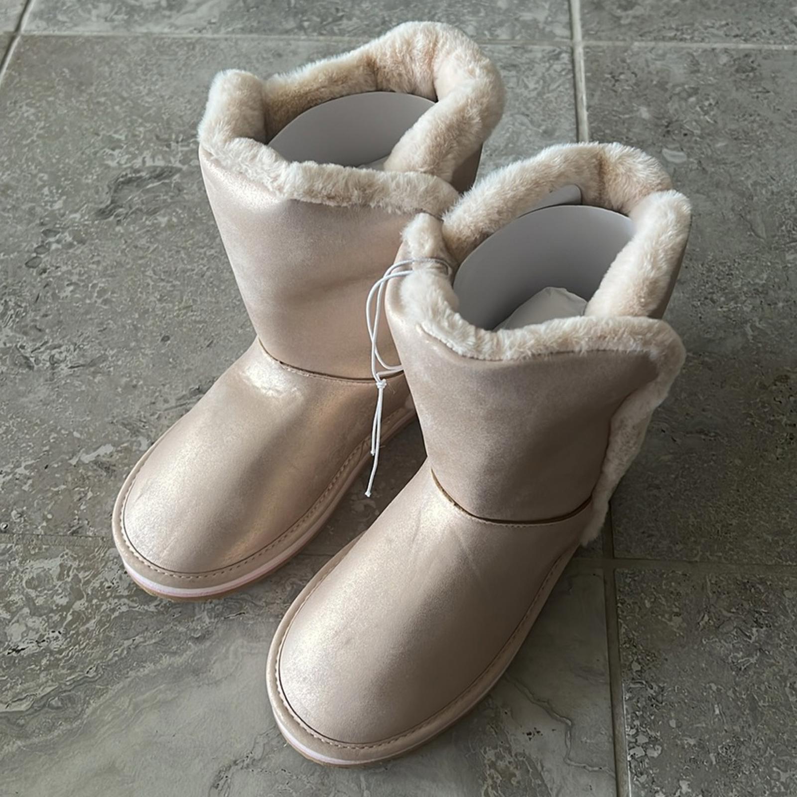 Sugar Big Girls Milhoja Sueded Faux Fur Cozy Boots, Rose Gold Size 4 New in Box