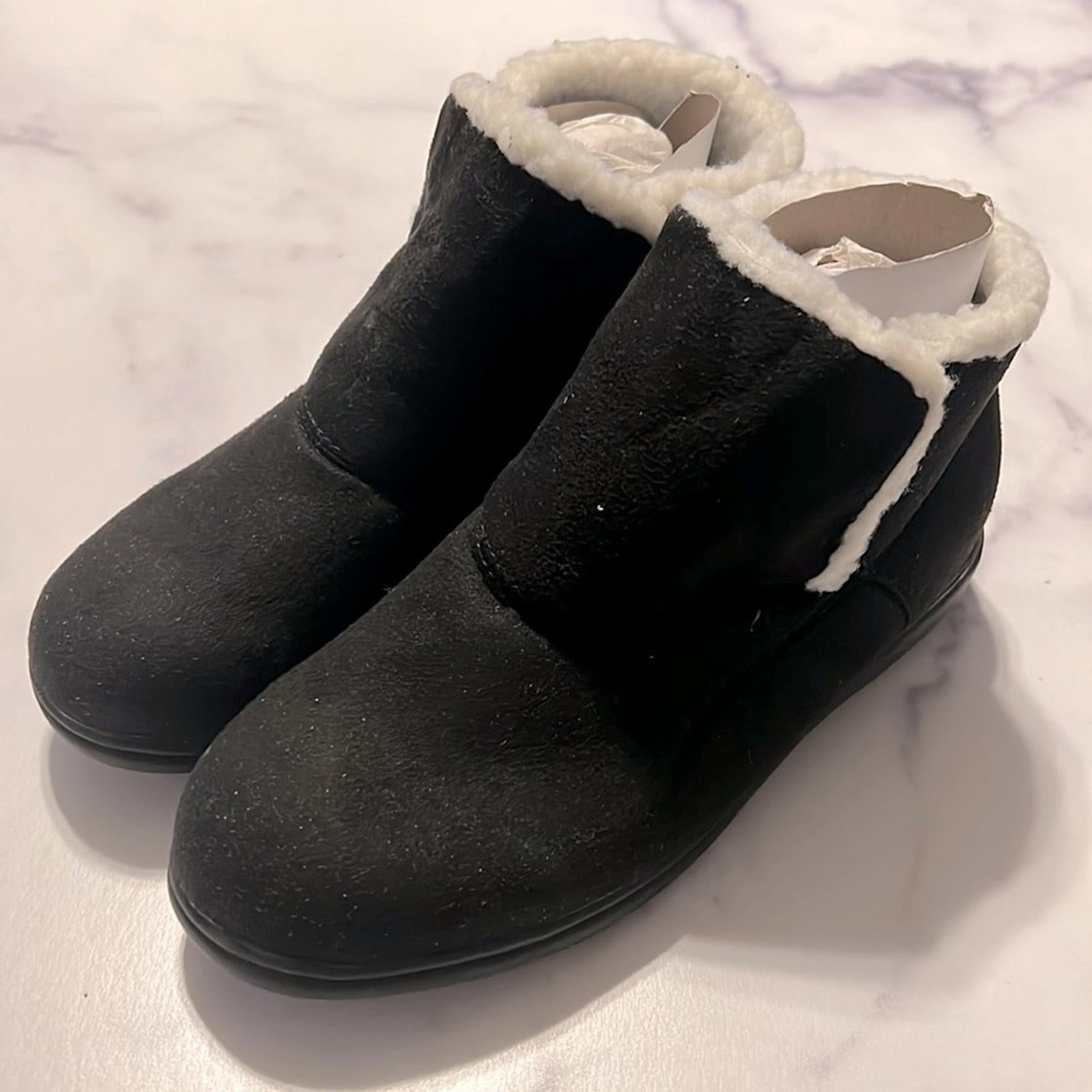 Hannah Sherpa Lined Faux Leather Ankle Booties in Black, Size 6W New w/Tag