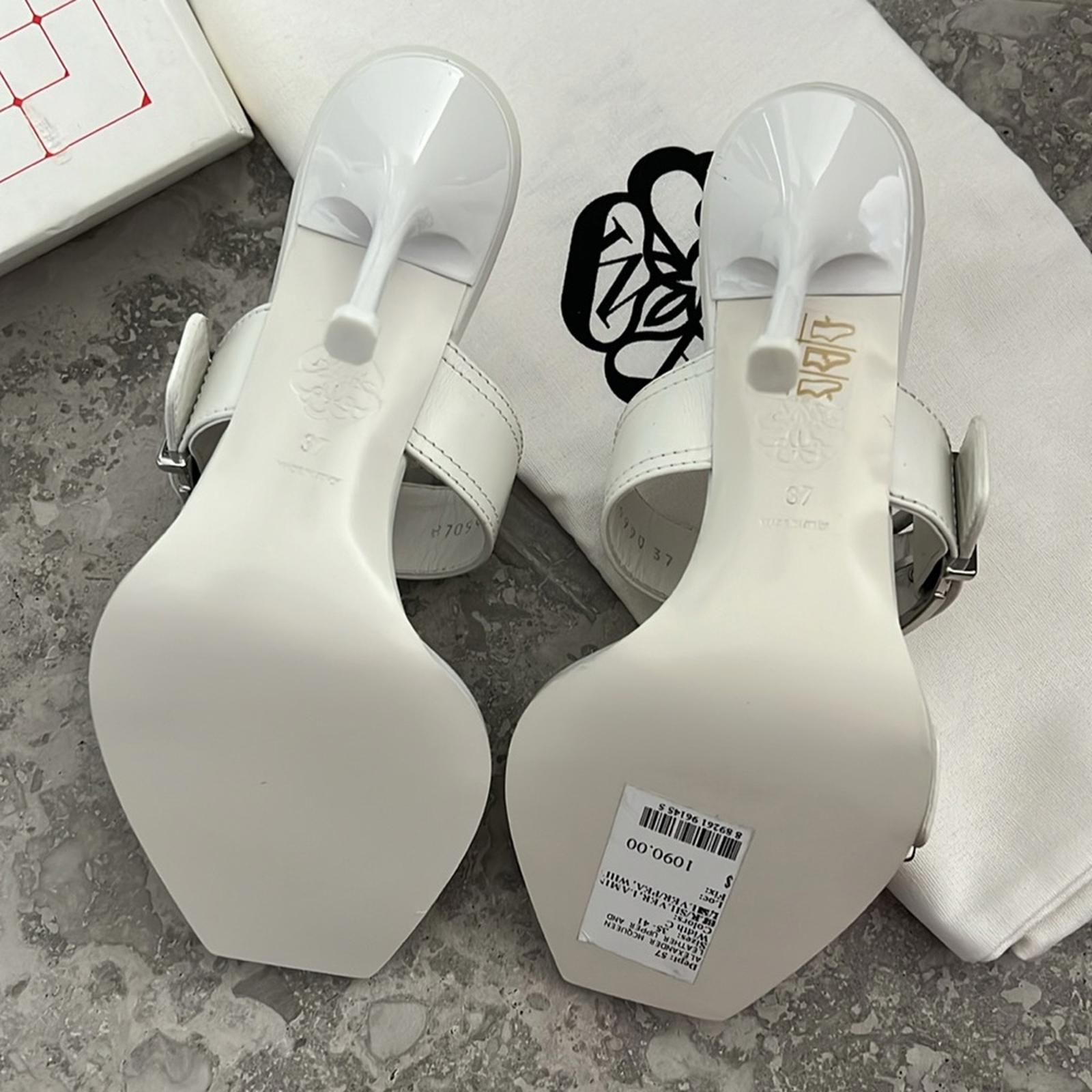 Alexander McQueen New Ivory/ Silver Size 37C New in Box Retail $1,090